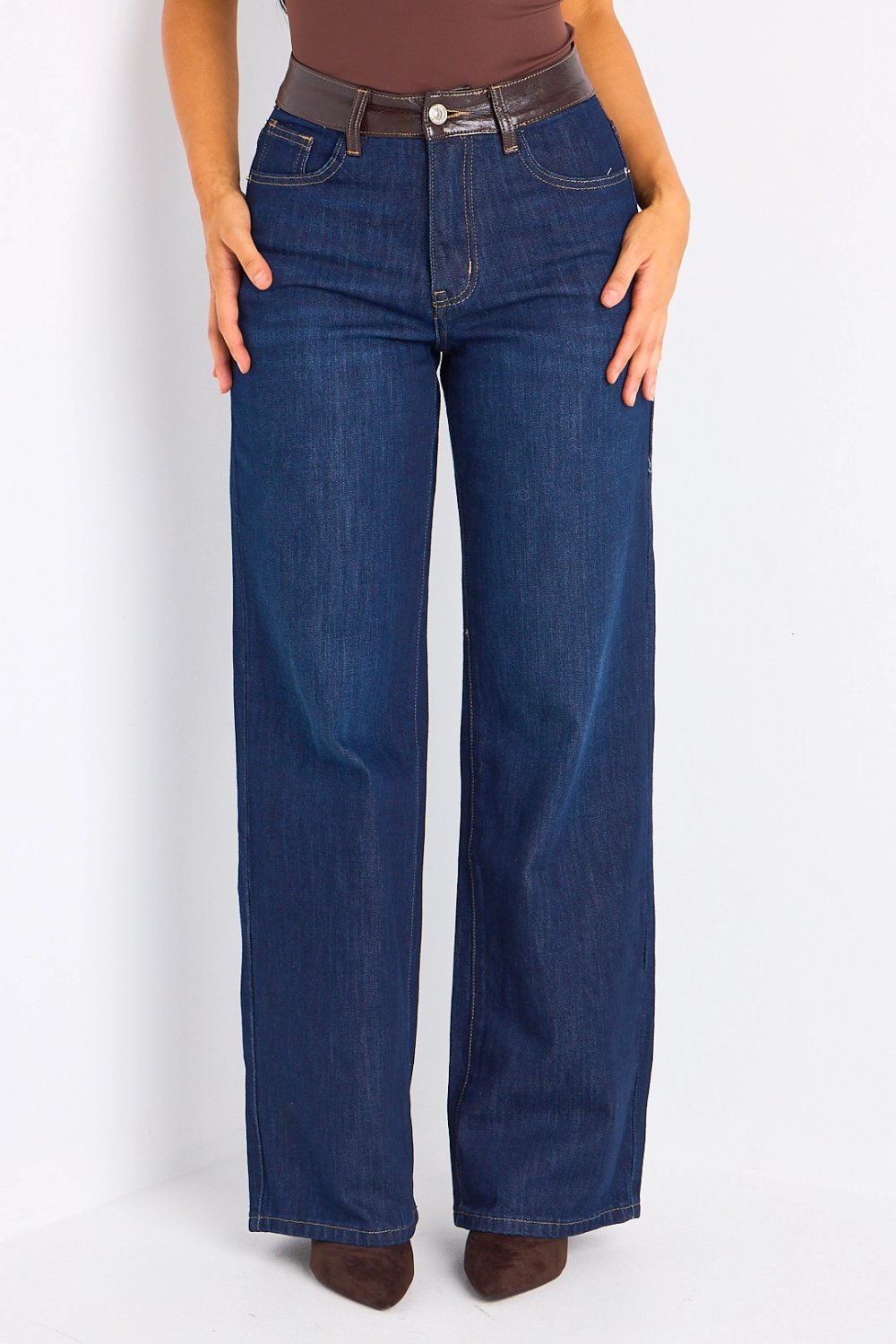 Blue full-length jeans with brown panel