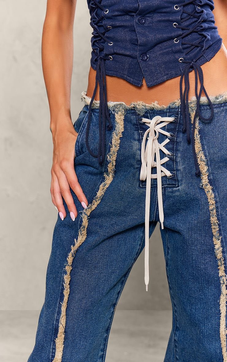Jean En Denim Délavé Bleu Moyen Petite Taille Avec Détails De Lacets Et Effilochage