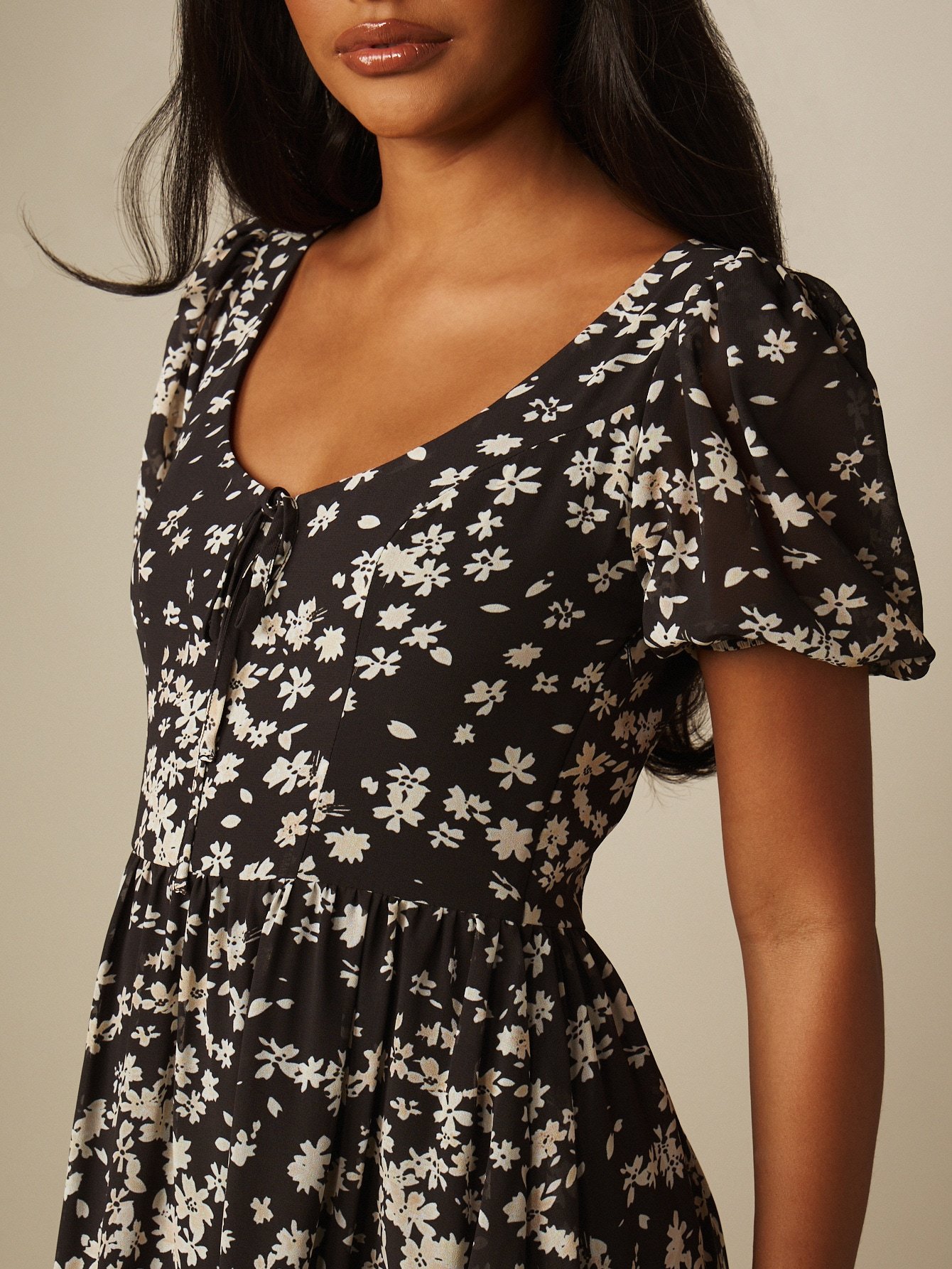 Robe midi b nwar w kmam bouffants