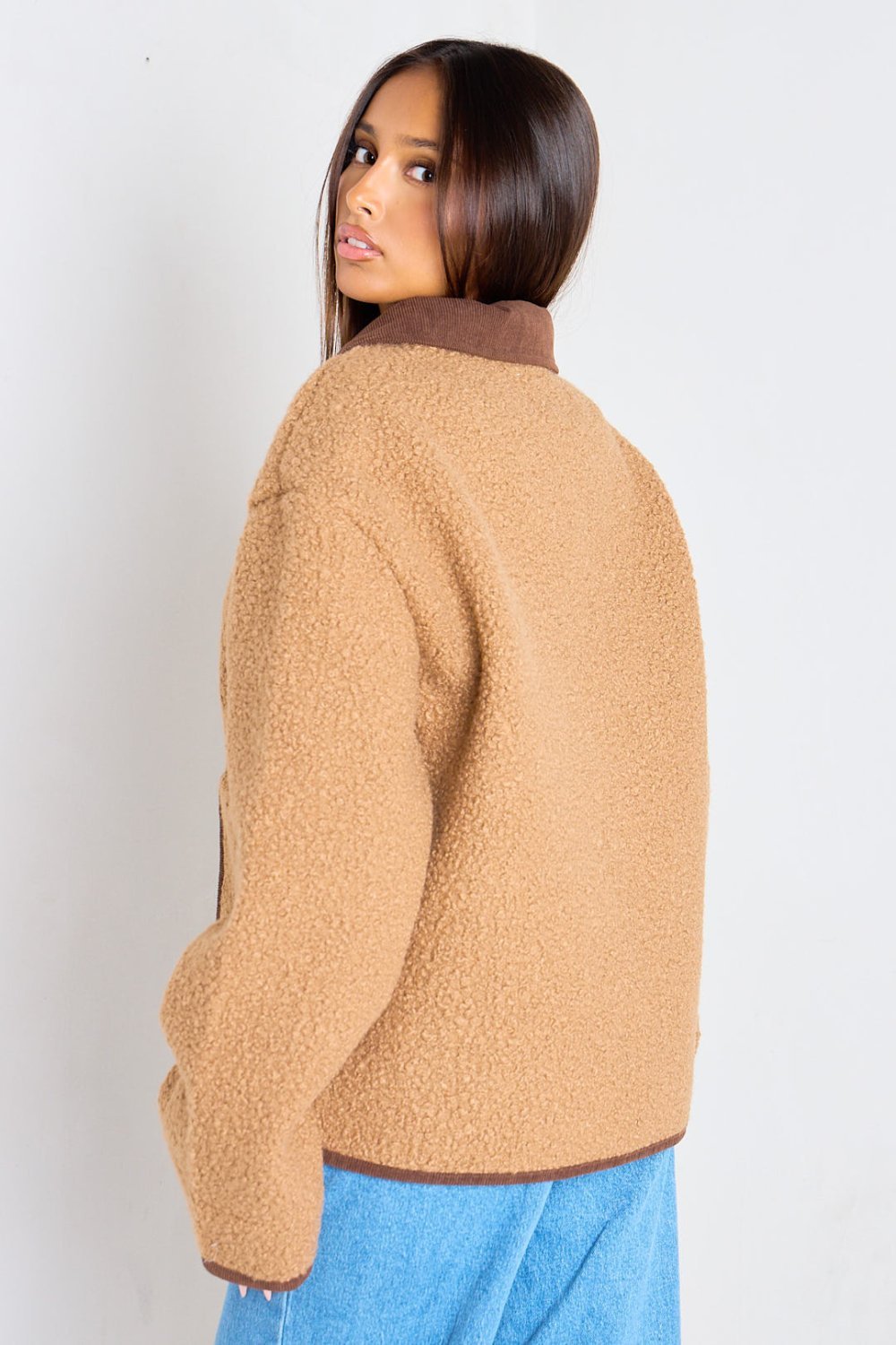 Veste courte en laine bouclée bicolore marron clair