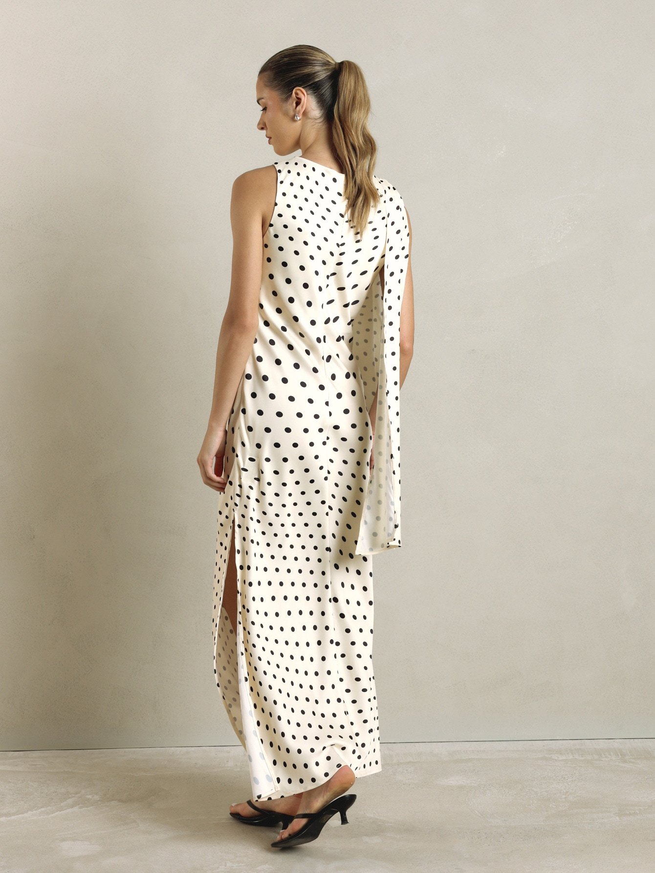 Robe en satin à pois noir et blanc col bateau