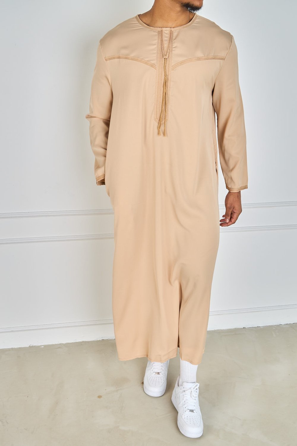 Qamis long droit à pompon et col brodé beige
