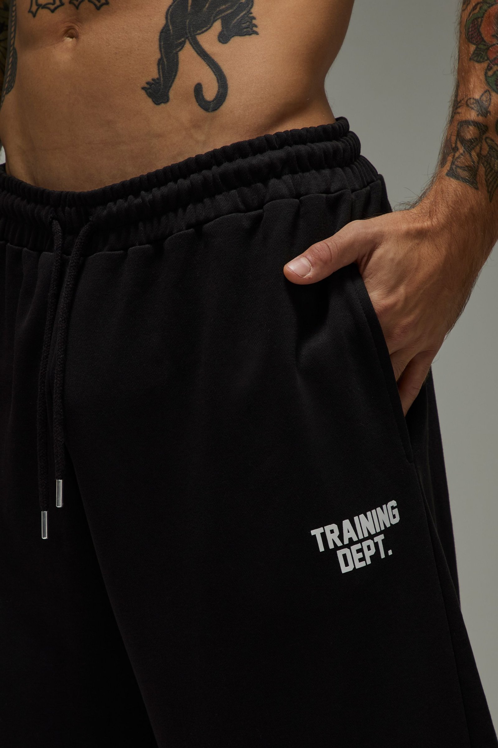 سروال جوغينغ Training Dept من قماش لوب باك بساق واسعة