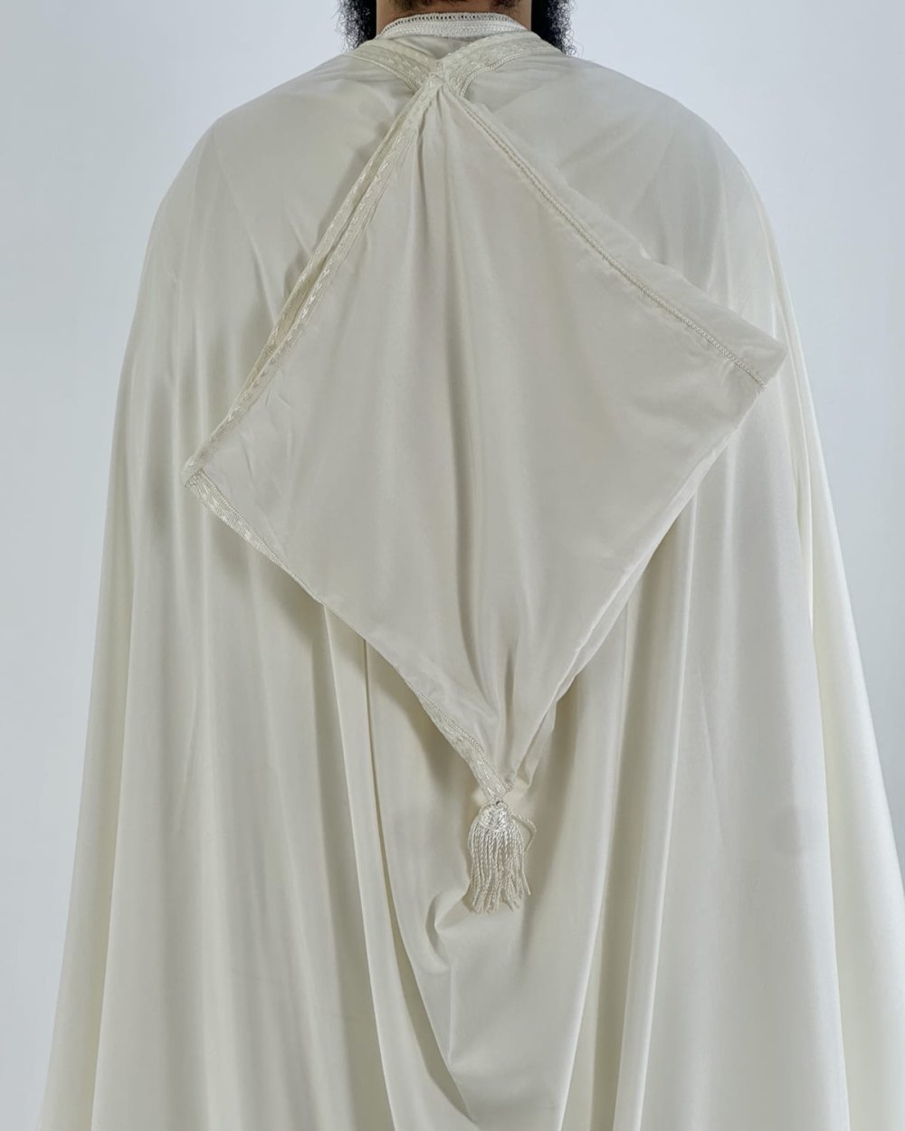 Selham à capuche et pompon blanc cassé