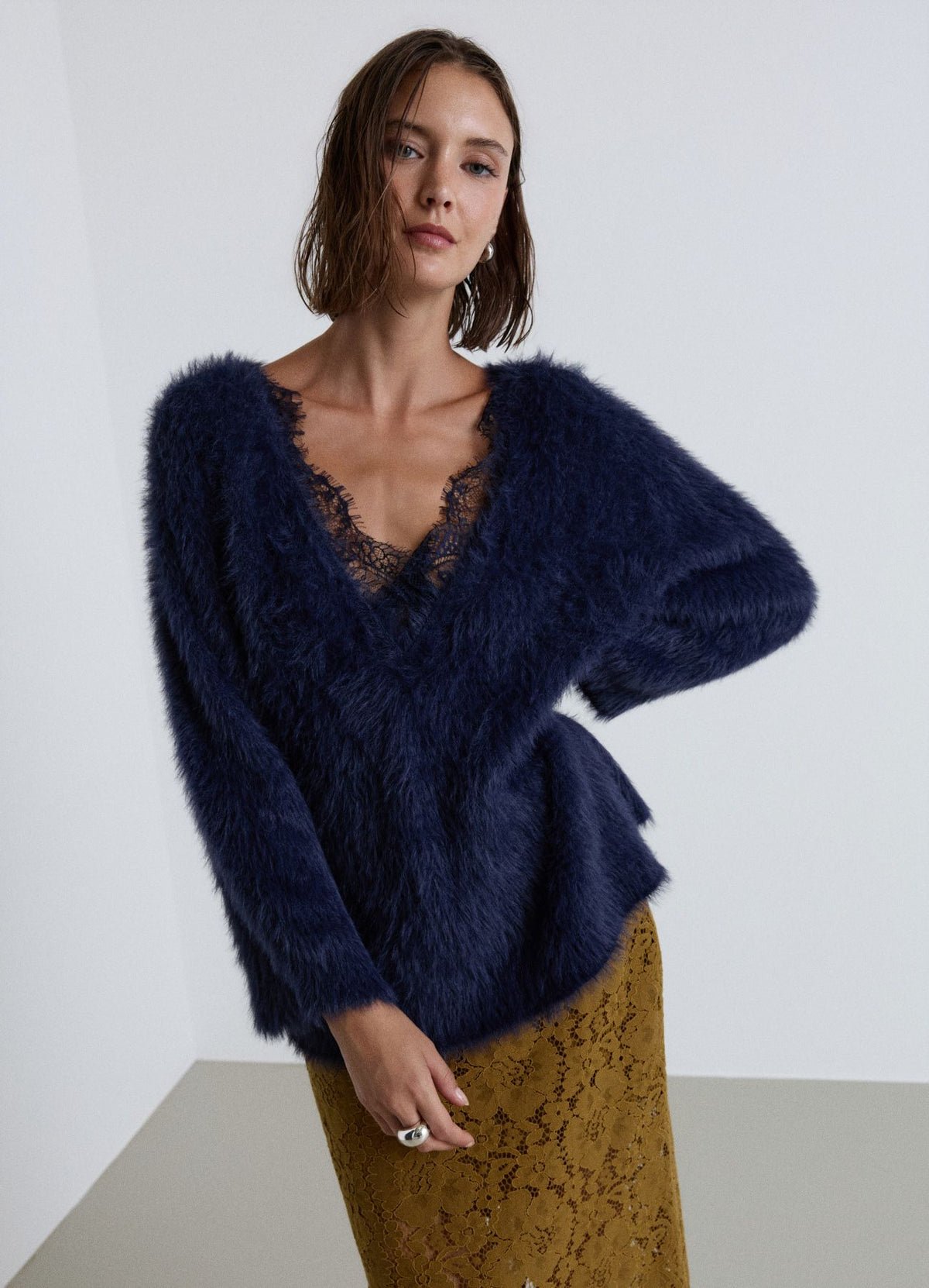 Pull doux col V à dentelle