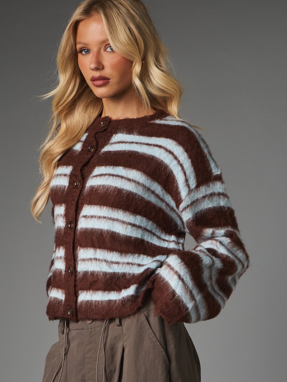 Cardigan duveteux rayé marron et bleu