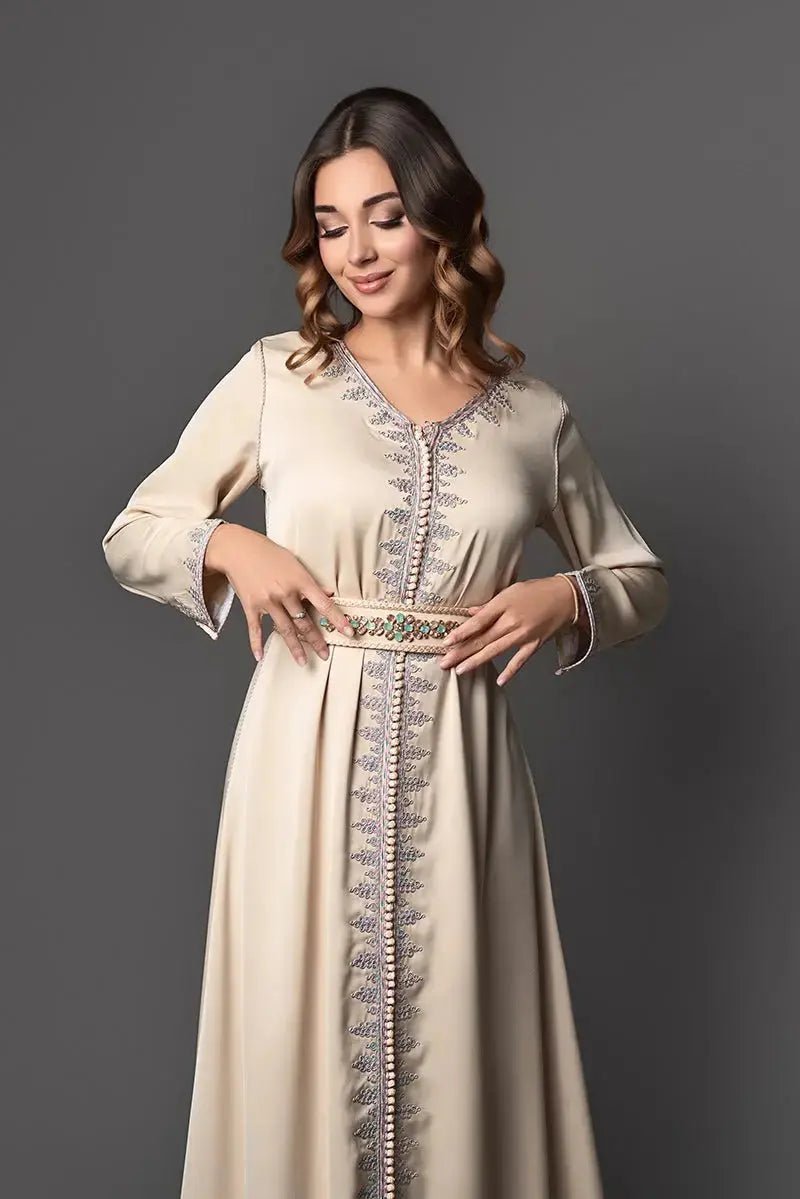 Caftan drap de soie beige brodé quatre fils