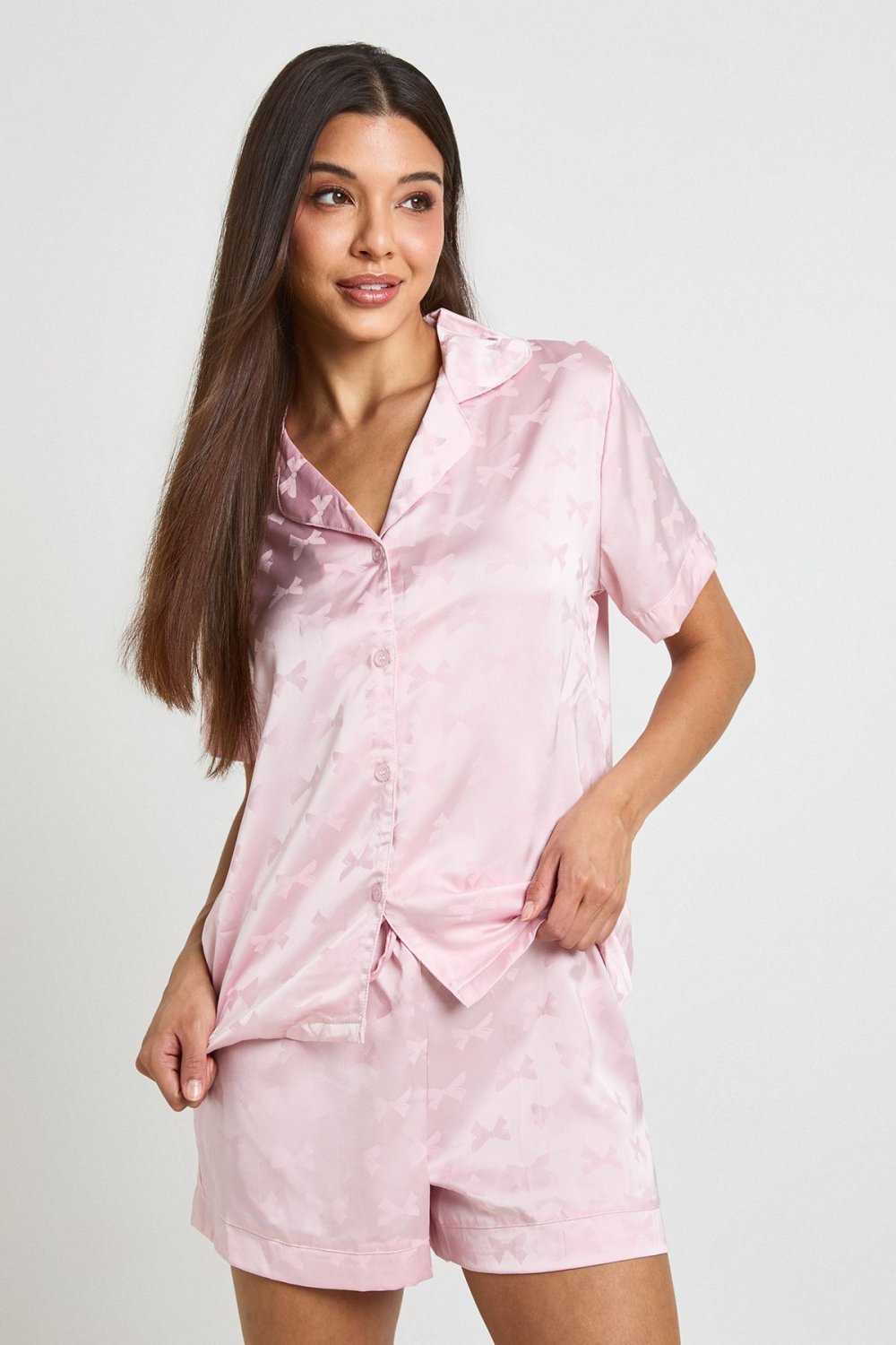 Pyjama chemise et short en satin jacquard à nœuds