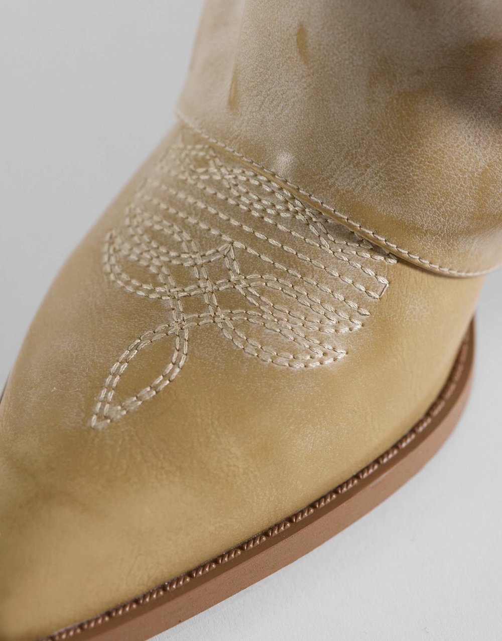 Bottines brodées à revers beige