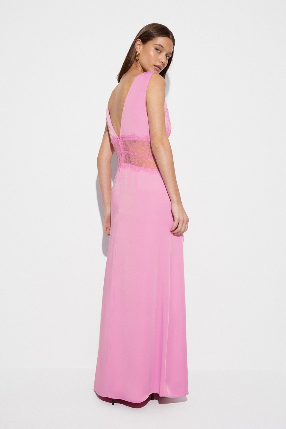 Robe longue en satin et dentelle sans manches
