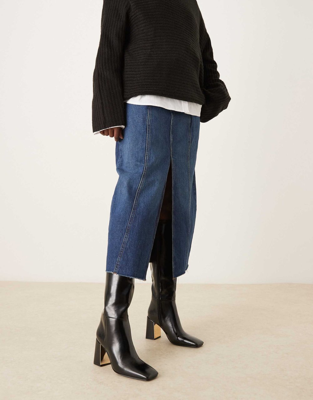 Heeled boots with metal plate in black