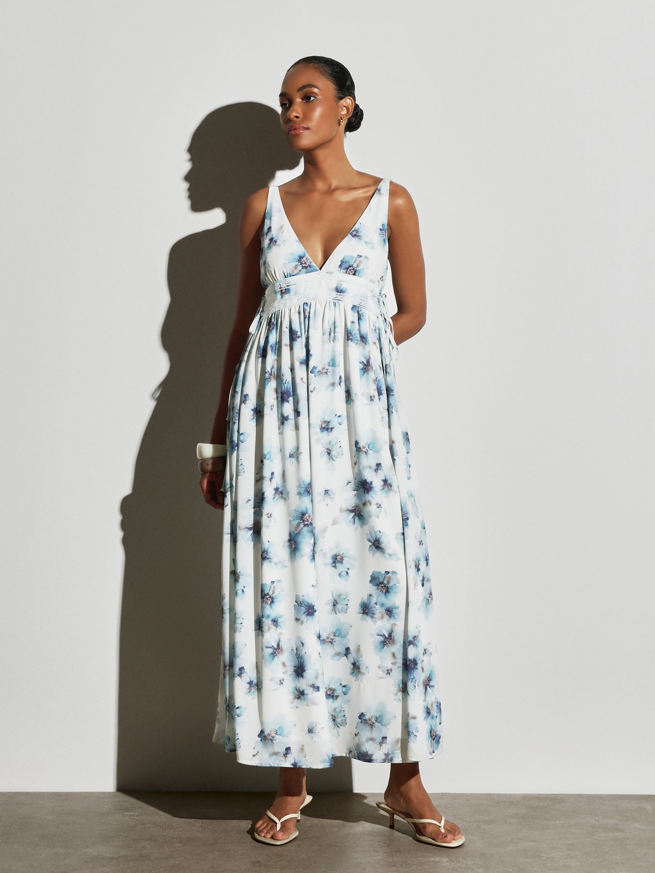 Robe Blanche Et Bleue À Fleurs