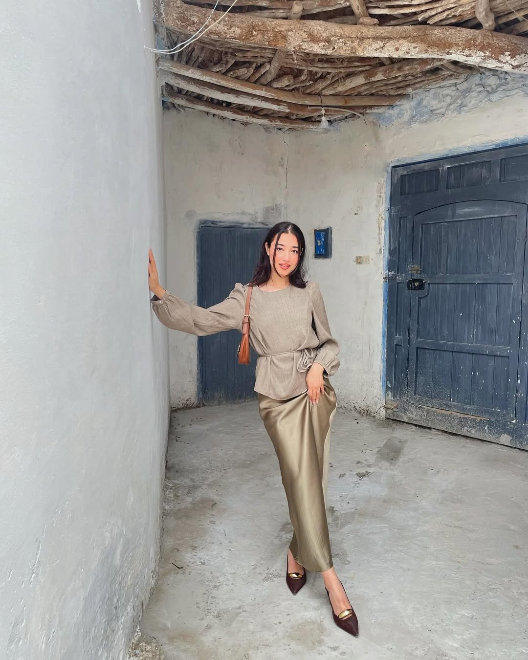 Ensemble jupe satinée et blouse taupe